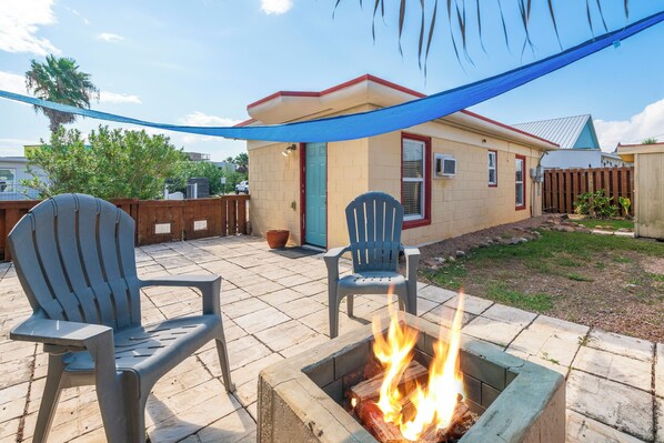 Terrace/patio - This attractive cottage at Spanish Village in Port Aransas is a free standing ho (Port Aansas)