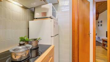 Family Apartment, Multiple Bedrooms (La Tana dello Scoiattolo (Skiing) | Private kitchen | Fridge, microwave, stovetop, espresso maker