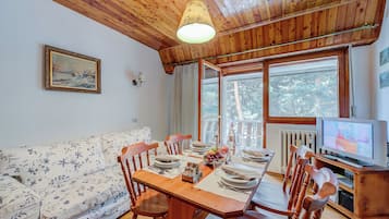 Familienapartment, 1 Schlafzimmer (La Tana dello Scoiattolo (Skiing) | Wohnzimmer | 21-Zoll-Fernseher mit Kabelempfang