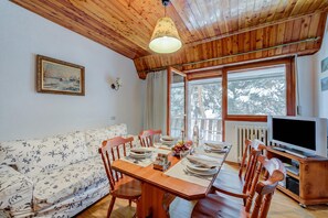 Family Apartment, Multiple Bedrooms (La Tana dello Scoiattolo (Skiing) | Living room | 21-inch TV with cable channels