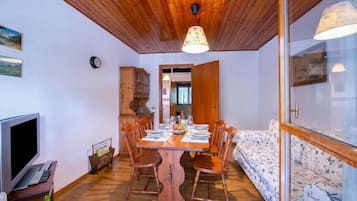 Familienapartment, Mehrere Schlafzimmer (La Tana dello Scoiattolo (Skiing) | Speisen