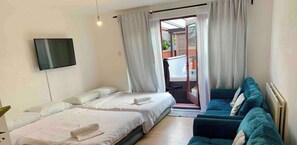 3 habitaciones, tabla de planchar con plancha y cuna de viaje 