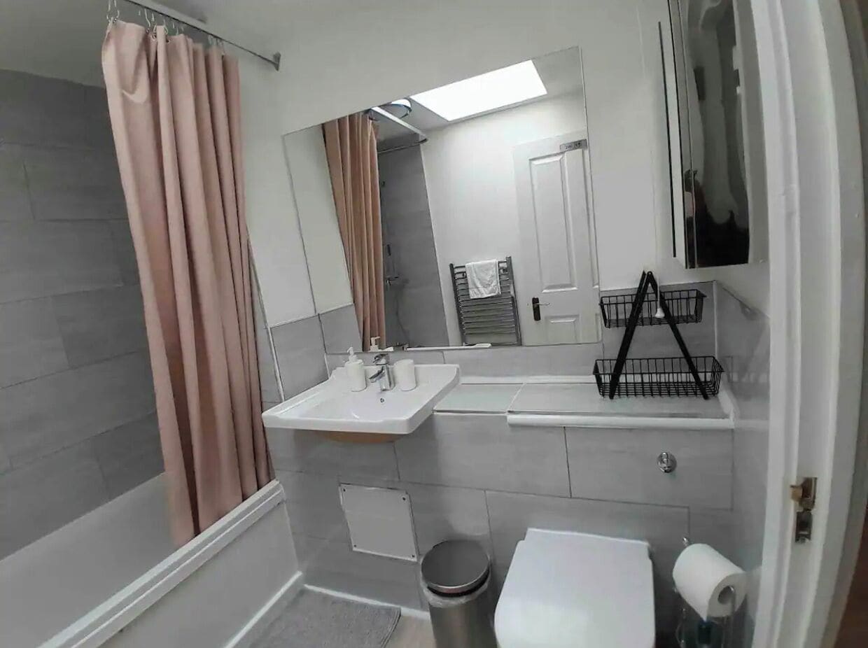 Combined shower/bathtub, hair dryer, towels, soap