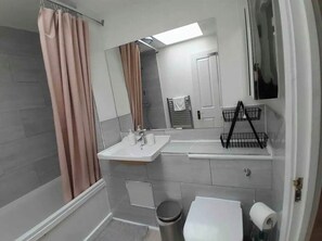Ensemble baignoire-douche, séchoir à cheveux, serviettes fournies, savon