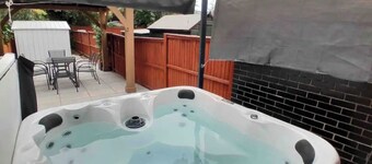 Refurb’d 3 bed house near Wembley with Hot Tub!