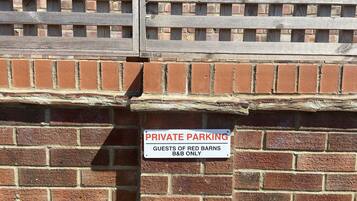 Een bordje dat aangeeft dat deze parkeerplaats exclusief is voor gasten van Red Barns B&B.