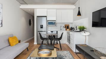 Grand-Apartment | Wohnbereich | 40-Zoll-Flachbildfernseher mit Kabelempfang, Fernseher, Netflix