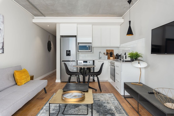 Grand-Apartment | Wohnbereich | 40-Zoll-Flachbildfernseher mit Kabelempfang, Fernseher, Netflix