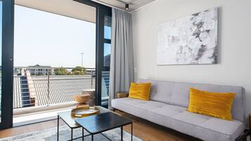 Grand-Apartment | Wohnbereich | 40-Zoll-Flachbildfernseher mit Kabelempfang, Fernseher, Netflix
