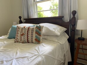 5 bedrooms, desk, iron/ironing board, WiFi