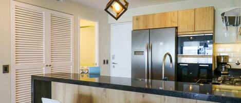 Kjøleskap, mikrobølgeovn, ovn og kokeplater