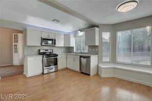 Private kitchen - spacious comfortable family home (Henderson)