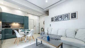 Apartemen Mewah | Area keluarga | Smart TV 43-inci dengan saluran TV digital dan TV