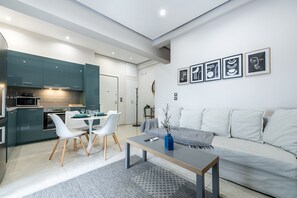 Departamento de lujo | Área de sala de estar | Smart TV de 43 pulgadas con canales digitales y televisión 