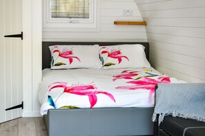 1 habitación, tabla de planchar con plancha y ropa de cama