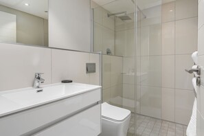 特色公寓 | 浴室 | 淋浴设施、吹风机、毛巾