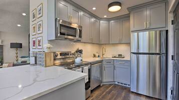 Fridge, microwave, stovetop, dishwasher