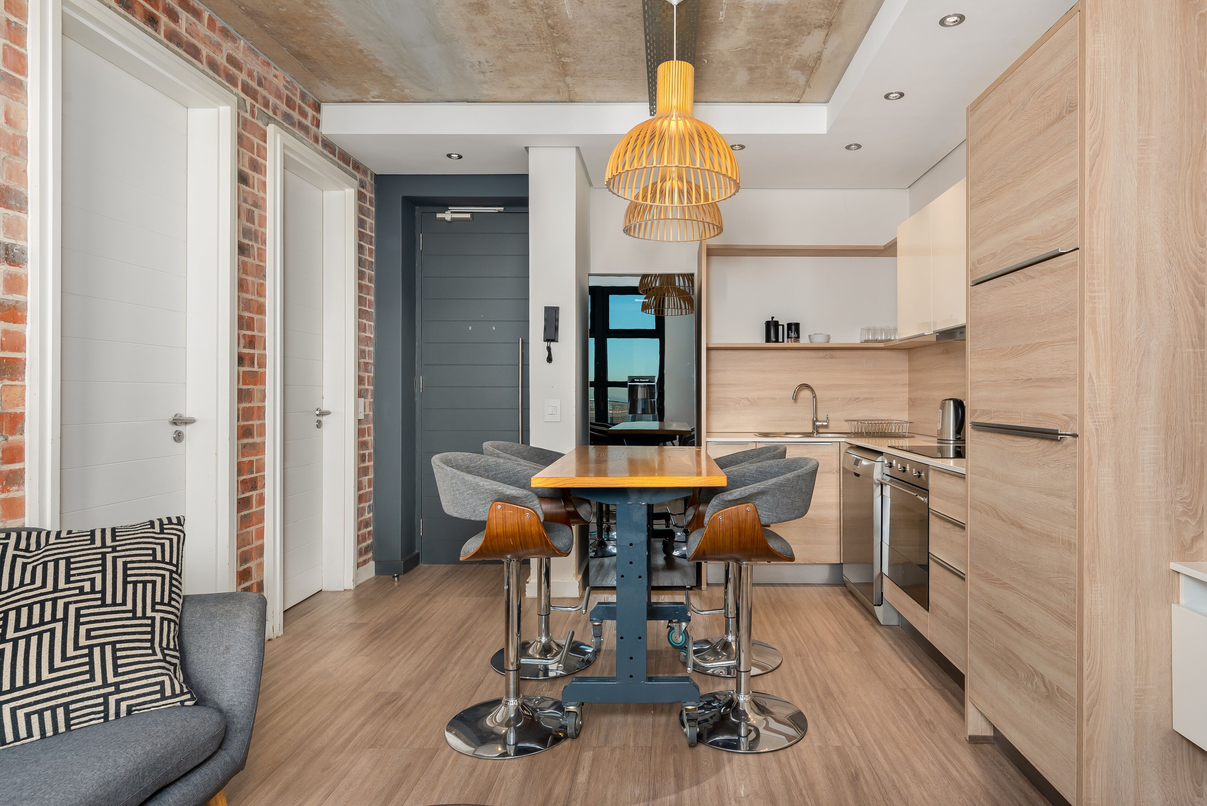 Signature appartement | Privékeuken | Een koelkast met diepvriezer, een microgolfoven, een oven, een kookplaat