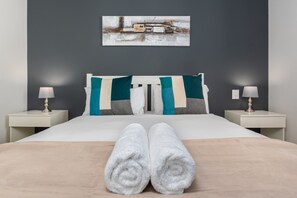 2 bedrooms, in-room safe, laptop workspace, iron/ironing board - Matrix 504 (Cape Town)