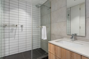 Signature Apartment | Bathroom | Shower, hair dryer, towels - Matrix 504 (Cape Town)