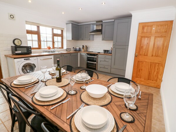 Fridge, dishwasher, electric kettle, toaster - Yr Hen Efail (Cemaes Bay)