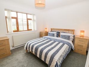 3 bedrooms, individually decorated, individually furnished, free WiFi - Yr Hen Efail (Cemaes Bay)
