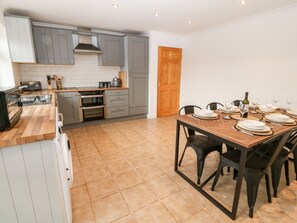 Fridge, dishwasher, electric kettle, toaster - Yr Hen Efail (Cemaes Bay)