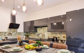 Kjøleskap, mikrobølgeovn, ovn og kokeplater