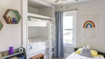 5 Schlafzimmer, Bügeleisen/Bügelbrett