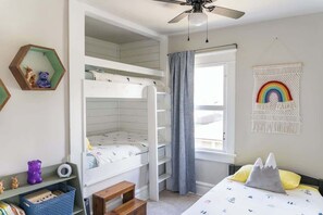 5 Schlafzimmer, Bügeleisen/Bügelbrett