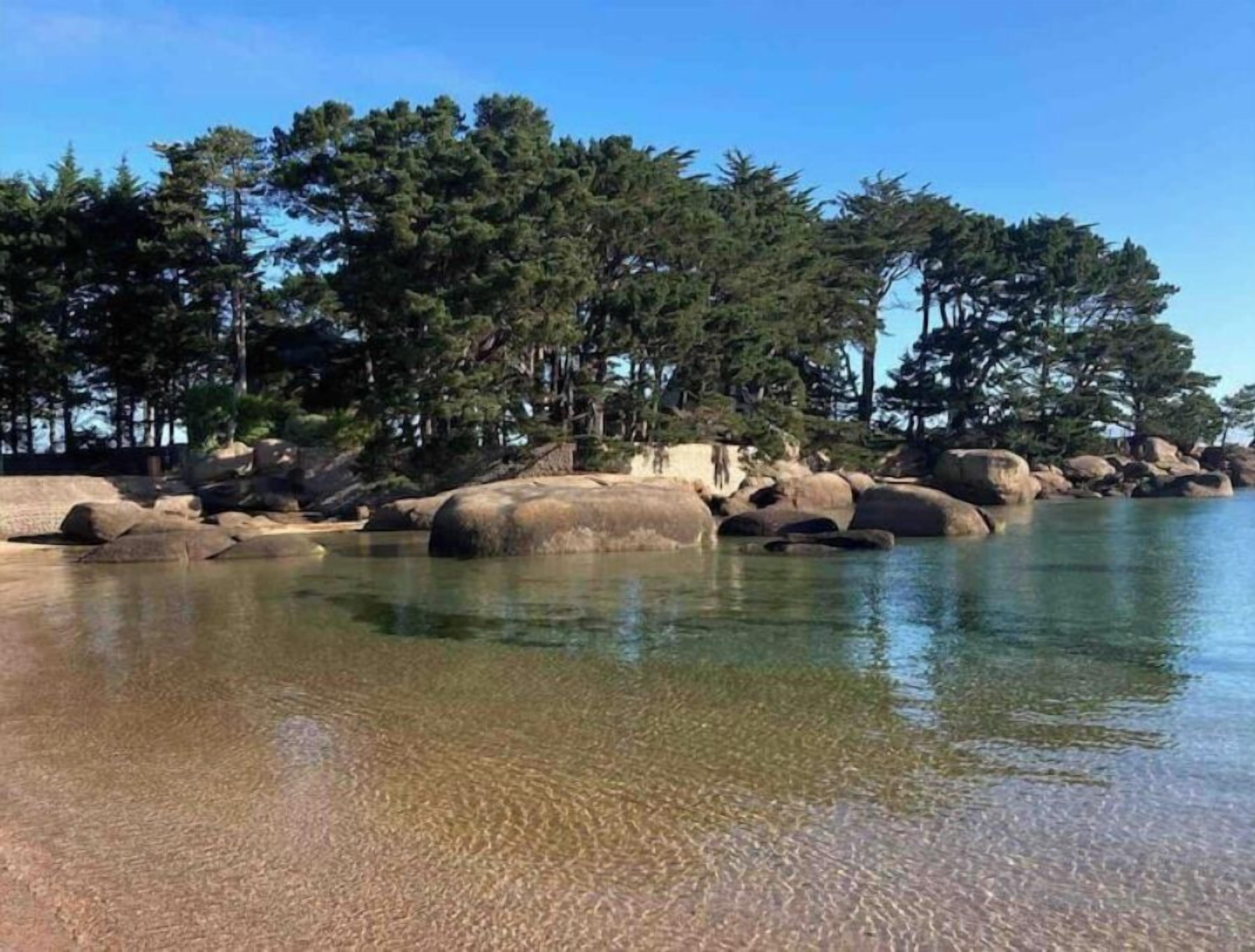 Beach nearby, sun loungers