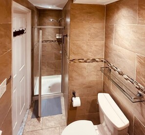 Shower, hair dryer, towels, toilet paper - Cozy apartment close to Manhattan (North Bergen)