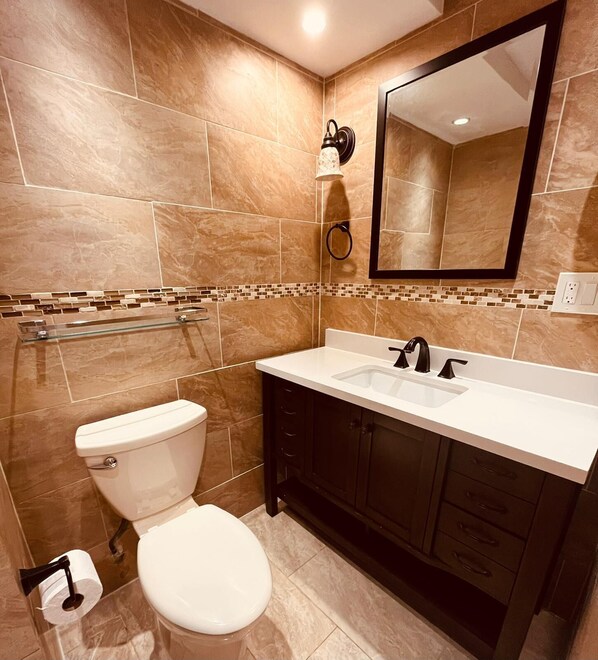 Douche, séchoir à cheveux, serviettes fournies, papier de toilette