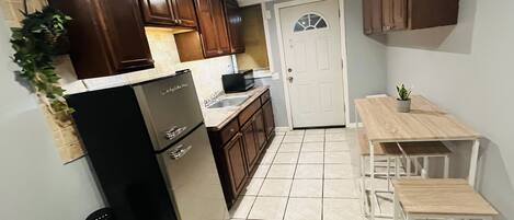 Refrigerador, microondas, cafetera/tetera, utensilios de cocina