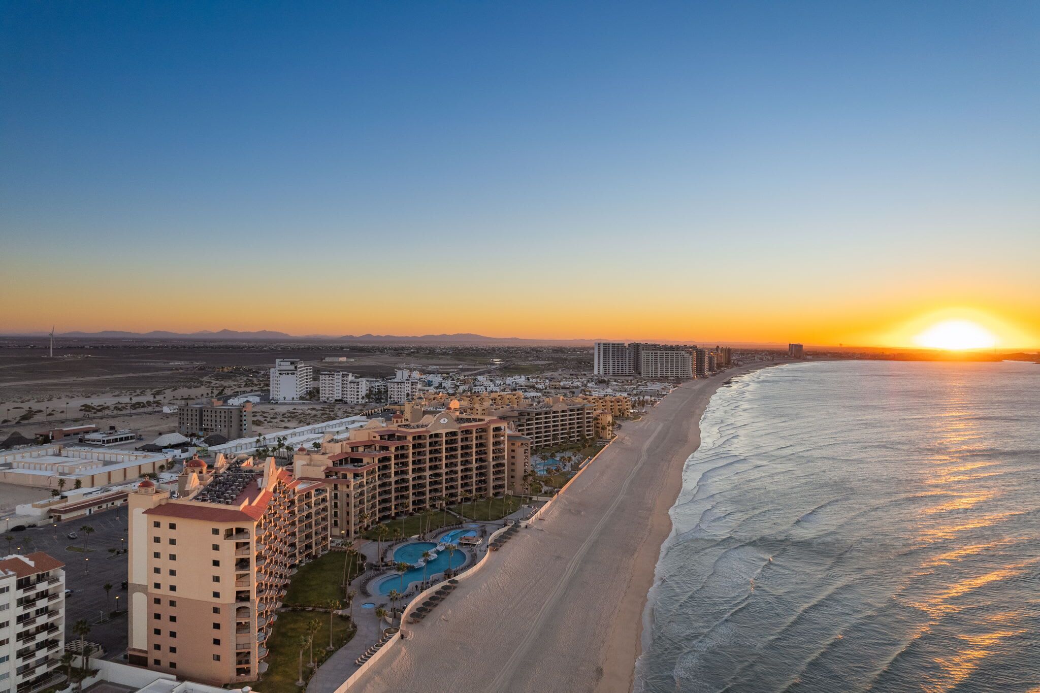 Plage, chaises longues, serviettes de plage