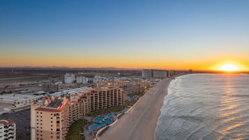 Accommodatie ligt op het strand, ligstoelen, strandlakens