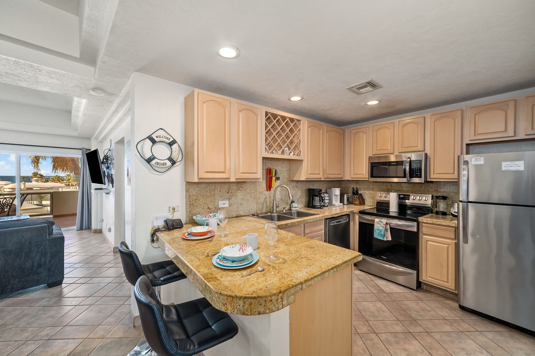 Refrigerador, microondas, horno y parrilla de estufa 