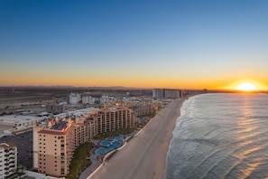 Plage, chaises longues, serviettes de plage