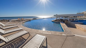 Alberca al aire libre y alberca climatizada