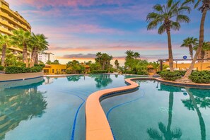 A heated pool - Luxury 2BR Beach Views Tennis Swim-Up Bar B301 (Puerto Peñasco)