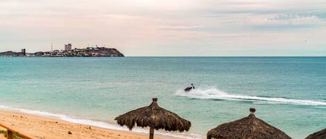 Plage, chaises longues, serviettes de plage