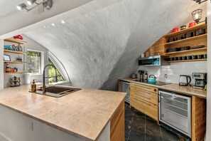 Fridge, microwave, oven, stovetop - The ICONIC Vail Home with FREE SKIER Parking at Vail. (Vail)