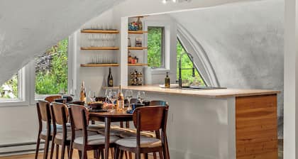 The ICONIC Vail Home with FREE SKIER Parking at Vail.