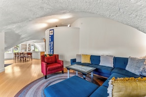Téléviseur connecté, foyer, jeux vidéo, livres