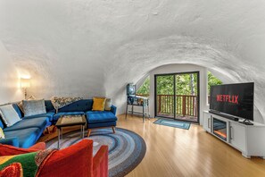 Smart TV, fireplace, video games, books - The ICONIC Vail Home with FREE SKIER Parking at Vail. (Vail)