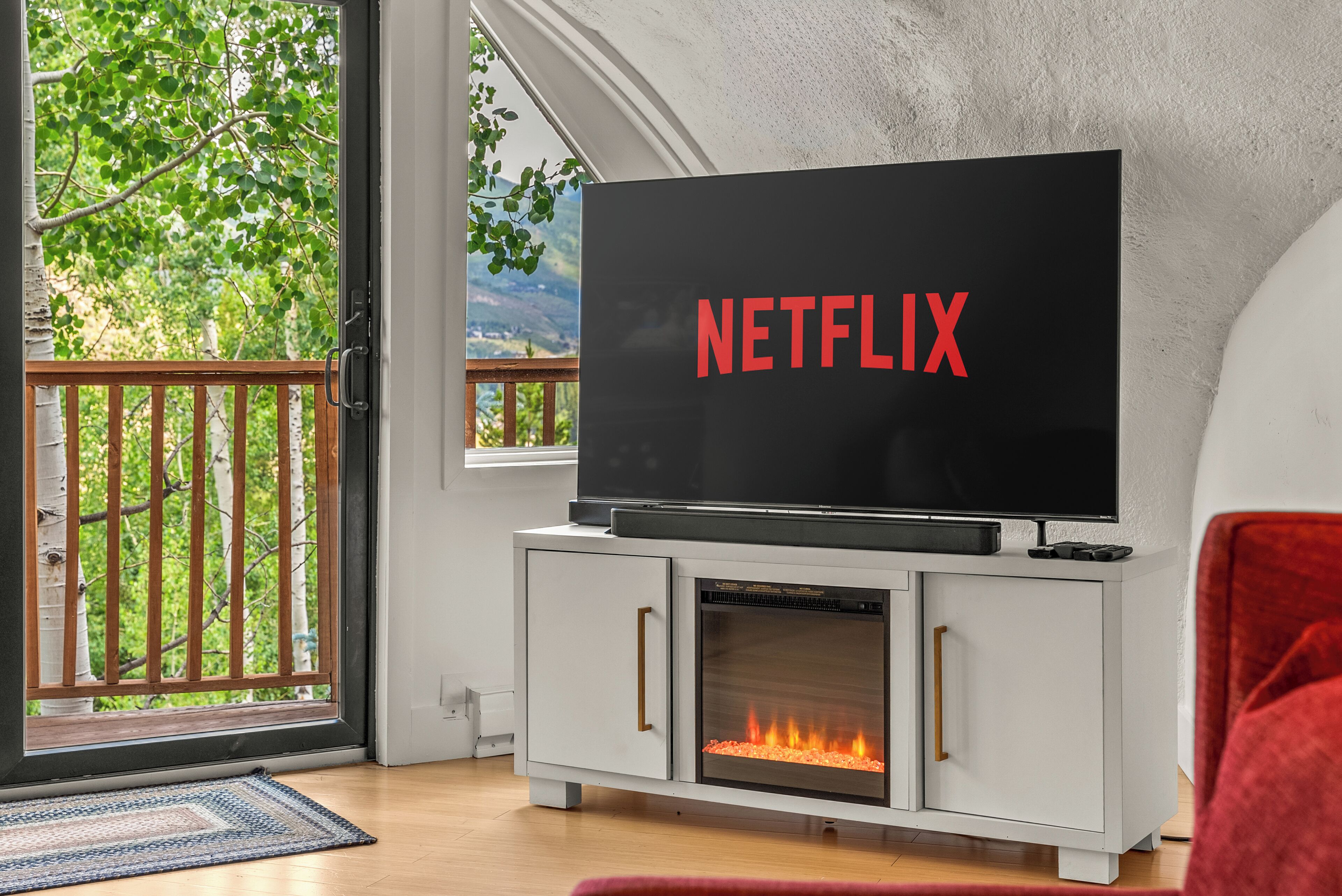 TV connectée, cheminée, jeux vidéo, livres