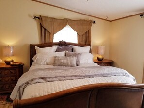 5 室のベッドルーム、デスク、アイロン / アイロン台、旅行用ベビーベッド