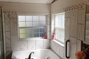 Baignoire, sèche-cheveux, serviettes fournies