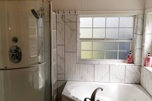 Badewanne, Haartrockner, Handtücher