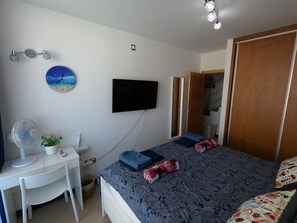 1 dormitori, caixa forta a l'habitació i escriptori